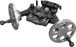 800q-01_132779 SmallRig 4525 Gimbal Control Wheels for DJI RS Series on musta ja hopeinen järjestelmä, jossa on kaksi suurta käsipyörää, säätönupit ja digitaalinen näyttö kameran objektiivin tarkkaa ohjausta varten.