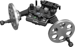 800q-01_132779 SmallRig 4525 Gimbal Control Wheels for DJI RS Series on musta ja hopeinen järjestelmä, jossa on kaksi suurta käsipyörää, säätönupit ja digitaalinen näyttö kameran objektiivin tarkkaa ohjausta varten.