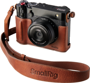 800q-01_132781 FUJIFILM-digitaalikamera ruskeassa SmallRig 5268 Leather Case Kit for GFX100RF -nahkakotelossa, jossa on yhteensopiva kaulahihna, näkyy vaalealla taustalla.