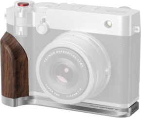 800q-01_132784 Close-up of the FUJIFILM GFX100RF Silver with SmallRig 5265 L-shaped mounting plate and wooden grip, Fujino aspherical lens, resting on a matching silver base plate.