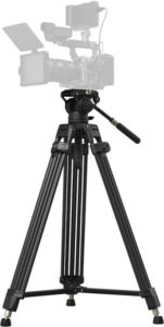 800q-01_132877 SMALLRIG 5111 HEAVY-DUTY TRIPOD KIT AD-80S, jossa on säädettävät jalat ja panoraamakahva, tukee ammattikäyttöön tarkoitettua videokameraa ja seisoo tukevasti vaaleaa taustaa vasten.