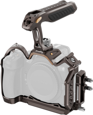 800q-01_133043 The SmallRig 5259 Night Eagle Cage Kit Nikon Z5/Z5II/Z6/Z6II/Z7/Z7/Z7II is a metal camera cage with top handle that provides secure mounting, protection and multiple accessory mounting points; the camera is visible as a translucent outline.