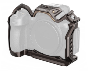 SMALLRIG 5258 NIGHT EAGLE -häkki Nikon Z5II/Z7/Z6/Z7II/Z6II/Z5:lle koteloi kameran rungon, tarjoaa paremman suojan ja lukuisia lisävarusteiden kiinnityspisteitä, ja osittain läpinäkyvä kameran sisäpuoli esittelee häkkiä.
