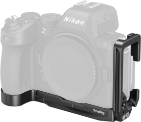 800q-01_133046 Musta Nikon Z-sarjan kamera, johon on asennettu SMALLRIG 5256 L-muotoinen kiinnityslevy Nikon Z5II:lle, näkyy vaaleaa taustaa vasten, mikä korostaa sen tuki- ja suojausominaisuuksia.
