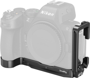 800q-01_133046 Musta Nikon Z-sarjan kamera, johon on asennettu SMALLRIG 5256 L-muotoinen kiinnityslevy Nikon Z5II:lle, näkyy vaaleaa taustaa vasten, mikä korostaa sen tuki- ja suojausominaisuuksia.