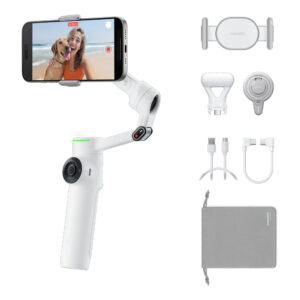 Insta360-Flow-2-Pro-Standard-White_0007 Insta360 Flow 2 Pro Creator Bundle Summit White on kannettava älypuhelimen kardaanivakaaja. Nipussa on asennettu puhelin, ja se sisältää puhelimen kiinnittimen, jalustan, latauskaapelit, pussin ja magneettikiinnikkeet.