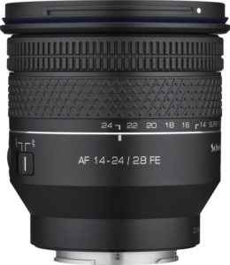 Samyan14-24 Lähikuva Samyang AF 14-24mm f/2.8 - Sony FE -objektiivista korostaa sen mustaa viimeistelyä, kaiverrettuja tarkennus- ja zoomausrenkaita sekä teksturoituja kahvakuvioita tarkkaa käsittelyä varten.