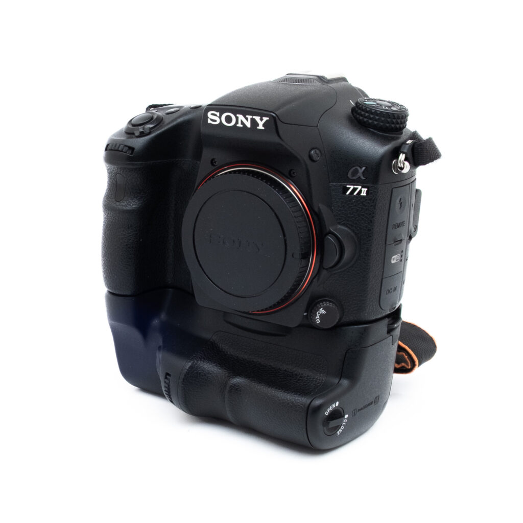 Sony A77 II-5 Sony A77 Mark II + akkukahva - Käytetty
