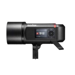 ad600ii5 Godox AD600 Pro II -akkusalama, musta studiostroboskooppivalaisin, jossa on digitaalinen näyttö, ohjauspainikkeet ja kiinnike, näkyy sivuprofiilissa valkoista taustaa vasten.