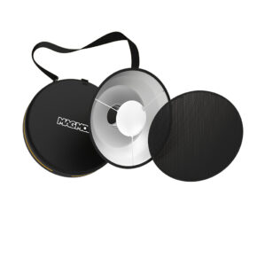 Magmod Beauty Dish XL 20 Pro Kit sisältää mustan kantolaukun, metallisen beauty dish -heijastimen ja irrotettavan mustan hunajakennoverkon, kaikki valkoisella pohjalla.