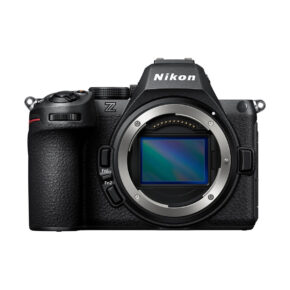 nikon_z5_ii_03 Nikon Z5 II järjestelmäkameran etukuva, jossa korostuvat objektiivin kiinnitys, kenno, painikkeet, valitsimet ja Nikonin logo yläreunassa.