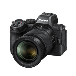 nikon_z5_ii_24-70_01 Nikon Z5 II ja Nikkor Z 24-200mm f/4-6.3 -objektiivi, kuvassa kuvakulmassa valkoisella taustalla, sisältää 100 € TradeIN hyvitys -tarjouksen.