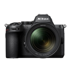 nikon_z5_ii_24-70_02 Nikon Z5 II + Nikkor Z 24-70mm f/4 on musta peilitön digitaalikamera, jossa on suuri objektiivi, kuvattuna edestä valkoisella taustalla. 100€ TradeIN hyvitys.