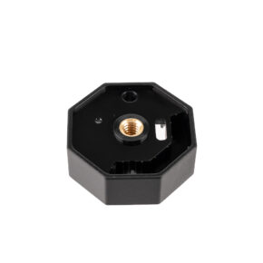 Kuvassa on Godox TL30 USB:n sivukansi - musta, kahdeksankulmainen, jossa on keskeinen messinkinen kierrereikä ja ylimääräisiä pienempiä reikiä - ylhäältä katsottuna valkoisella pohjalla.
