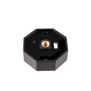 1683787255_969 Kuvassa on Godox TL30 USB:n sivukansi - musta, kahdeksankulmainen, jossa on keskeinen messinkinen kierrereikä ja ylimääräisiä pienempiä reikiä - ylhäältä katsottuna valkoisella pohjalla.