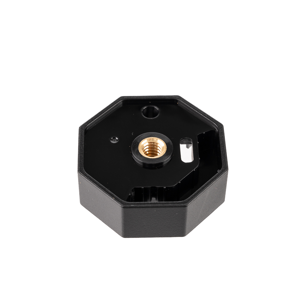 1683787255_969 Kuvassa on Godox TL30 USB:n sivukansi - musta, kahdeksankulmainen, jossa on keskeinen messinkinen kierrereikä ja ylimääräisiä pienempiä reikiä - ylhäältä katsottuna valkoisella pohjalla.