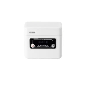 1742476710_524 Valkoisessa, suorakulmaisessa Viltrox Camera Battery Charging Case Power Bank for Canon LP E6 -kameran latauskotelossa on edessä digitaalinen näyttö ja ohjauspainikkeet, jotka näkyvät valkoista taustaa vasten.