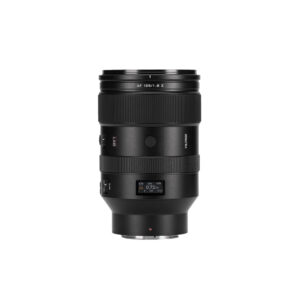 Musta Viltrox AF 135mm f/1.8 LAB -objektiivi Nikon Z:lle, jossa on digitaalinen näyttö sekä tarkennus- ja zoomausrenkaat ja jossa on merkintä AF 135/1.8 Z, seisoo pystyssä valkoista taustaa vasten.