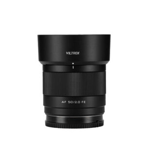 1744188044_023 Musta Viltrox AF 50mm f/2.0 Air -objektiivi, Sony FE, jossa on leveä huppu, seisoo pystyssä valkoista taustaa vasten.