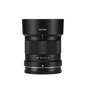 1744188436_940 Viltrox AF 50mm f/2.0 Air -objektiivi Nikon Z:lle seisoo pystyasennossa leveä huppu päässä valkoisella taustalla.