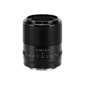 1744871198_565 Musta Viltrox AF 28mm f/1.8 -objektiivi Nikon Z:lle, jossa on uurrettu tarkennusrengas ja aukkomerkinnät f/1.8 - f/16, ja jossa on merkintä "AF 28/1.8 Z", näkyy valkoista taustaa vasten.
