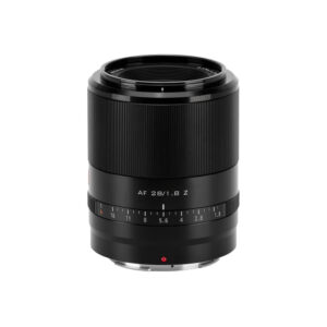 1744871198_565 Musta Viltrox AF 28mm f/1.8 -objektiivi Nikon Z:lle, jossa on uurrettu tarkennusrengas ja aukkomerkinnät f/1.8 - f/16, ja jossa on merkintä "AF 28/1.8 Z", näkyy valkoista taustaa vasten.