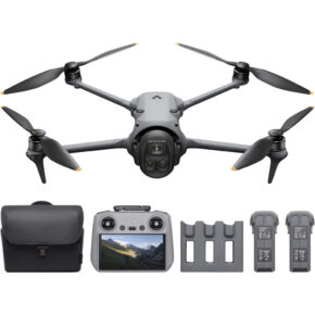 1747122454_1886938 DJI Mavic 4 Pro Fly More Combo (DJI RC 2) sisältää mustan kameralla varustetun nelikopteridronen, näytöllä varustetun ohjaimen, kaksi akkua, latauskeskittimen ja kantolaukun, kaikki kuvassa valkoisella pohjalla.