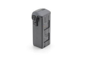 233f533bd41bb5753ef36bca5ecbb3a8@largeassa DJI Mavic 4 Pro Intelligent Flight Battery -akku on harmaa ladattava akkupaketti, jossa on harjanteiset sivut ja kaksi elektronisissa laitteissa käytettäväksi tarkoitettua etikettiä ja joka on kuvassa pystyasennossa valkoisella pohjalla.