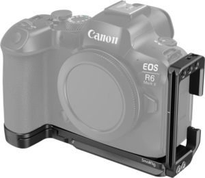 800q-01_122185 Kuvassa on Canon EOS R6 Mark II -kamera, johon on kiinnitetty musta SmallRig 4160 L-muotoinen kiinnityslevy Canon EOS R5/R5C/R6/R6/R6 MKII:lle, joka on suunniteltu vakauden ja lisävarusteiden kiinnittämiseen. Puoliksi läpinäkyvä kamera korostaa kiinnityslevyä.