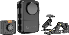 Brinno BCC5000 4K Construction Camera Bundle sisältää kompaktin kameran, säänkestävän kotelon, kiinnitysvarren ja kiinnittimen, jotka kaikki näkyvät vaalealla taustalla.