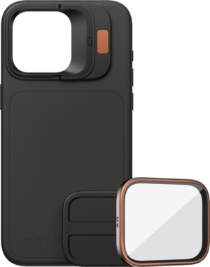 800q-01_131129 PolarPro Kit - LiteChaser iPhone 15 Pro -kotelo musta sisältää suuren, neliönmuotoisen kameran objektiivikiinnikkeen ja irrotettavan UV-suodattimen, jonka edessä on kuparinvärinen reunus.