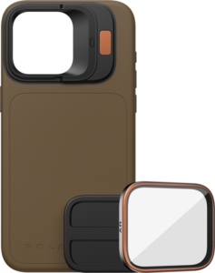 800q-01_131130 PolarPro Kit - LiteChaser iPhone 15 Pro Case Desert sisältää ruskean kotelon, jossa on kuparisia korostuksia, suuren neliön muotoisen mustan kamerasuojan ja irrotettavan UV-suodattimen, jotka kaikki näkyvät vaalealla taustalla.