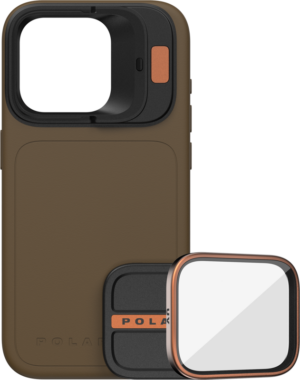 800q-01_131134 PolarPro Kit - LiteChaser iPhone 15 Pro Max Case Desert sisältää ruskean kotelon, jossa on mustia ja kuparisia korostuksia, irrotettavan UV-suodattimen suojakotelon ja neliskulmaisen lasikiinnikkeen. PolarPro-brändi näkyy sekä kotelossa että kannessa.