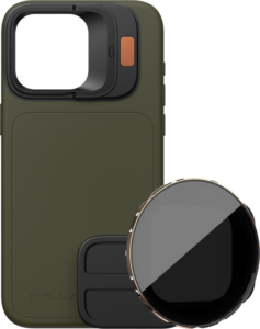 800q-01_131149 PolarPro Kit - LiteChaser iPhone 15 Pro Case Forest sisältää vihreän puhelinkotelon, jossa on suuri neliönmuotoinen kameran aukko, ja sen mukana tulee 3-5 VND:n pyöreä kameran linssisuodatin, joka on sijoitettu kotelon eteen.