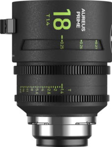 800q-01_132833 NiSi Cine Lens Aureus Prime 18mm T1.4 PL-Mount -objektiivin lähikuvassa on kuvioitu musta kotelo, vihreät ja valkoiset mittausmerkinnät sekä tarkennuksen ja aukon säätörenkaat.