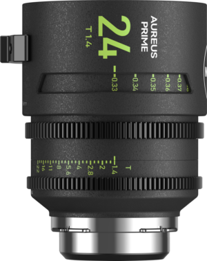 800q-01_132834 NiSi Cine Lens Aureus Prime 24mm T1.4 PL-Mount -objektiivin lähikuvassa näkyy sen musta kuvioitu tynnyri, jossa on vihreät ja valkoiset etäisyys- ja aukkomerkinnät.
