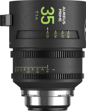 Lähikuvassa mustasta NiSi Cine Lens Aureus Prime 35mm T1.4 PL-Mount -objektiivista näkyvät vihreät ja valkoiset tarkennus- ja aukkomerkinnät, kuvioidut pitorenkaat ja näkyvät kiinnitystiedot.