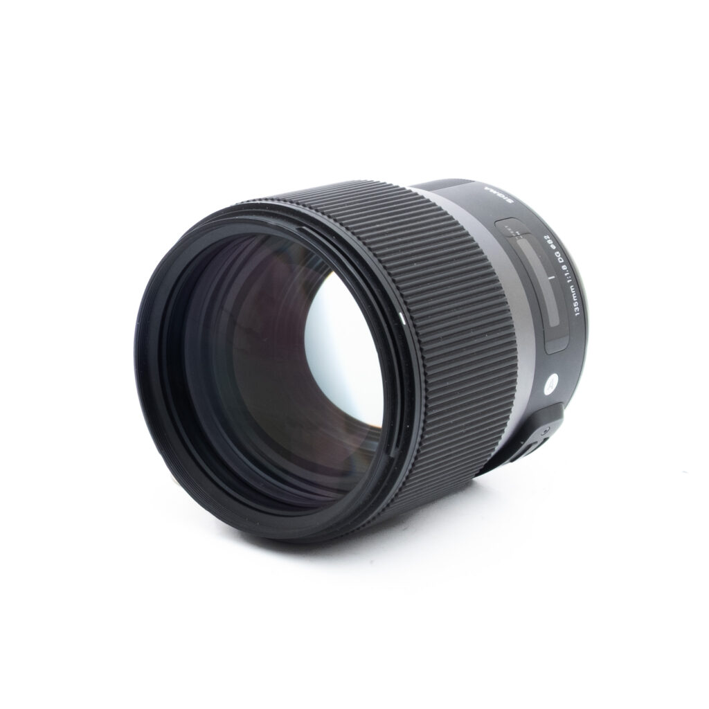 Sigma 135mm f18 DG Nikon-2 Sigma Art 135mm f/1.8 DG Nikon F - Käytetty