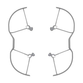 DJI Mavic 4 Pro Propeller Guard DJI Mavic 4 Pro Propeller Guard -propellisuoja sisältää kaksi harmaata, symmetristä muovista suojusta, joissa on kiinnityspisteet lennokin varsiin kiinnittämistä varten ja jotka on suunniteltu suojaamaan potkureita. Kuvassa valkoista taustaa vasten.
