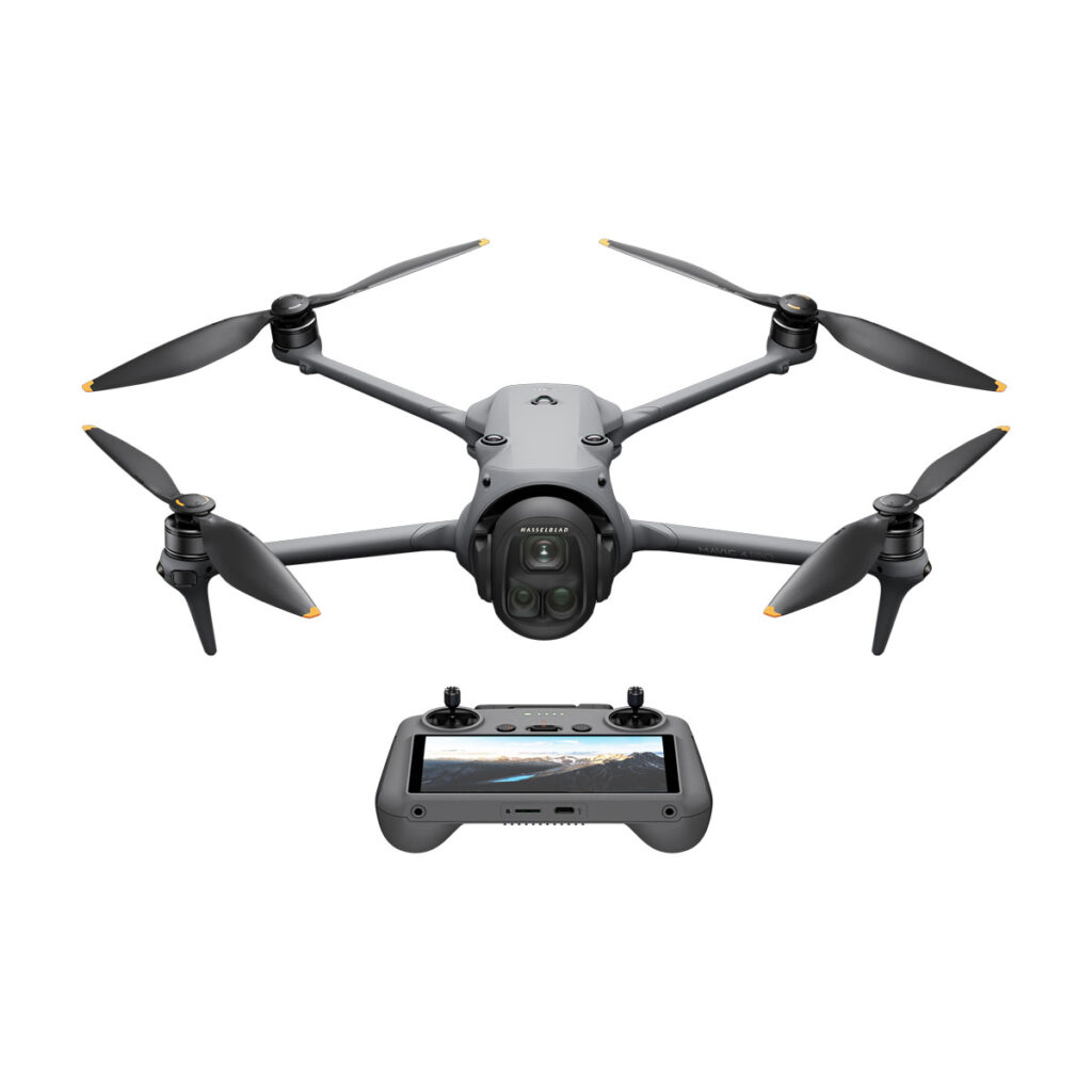 dji_mavic_4_pro_rc2 DJI Mavic 4 Pro (DJI RC 2) -lennokki, musta nelikopteri, jossa on neljä potkuria, näkyy kauko-ohjaimen yläpuolella, jossa on värinäyttö ja ohjaussauvat, kaikki valkoisella pohjalla.