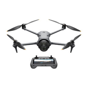 dji_mavic_4_pro_rc2 DJI Mavic 4 Pro (DJI RC 2) -lennokki, musta nelikopteri, jossa on neljä potkuria, näkyy kauko-ohjaimen yläpuolella, jossa on värinäyttö ja ohjaussauvat, kaikki valkoisella pohjalla.
