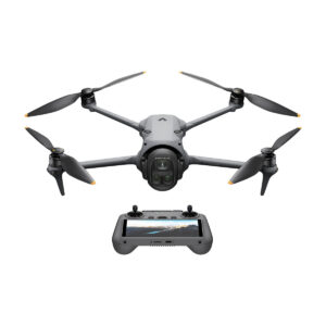 DJI Mavic 4 Pro (DJI RC 2) -lennokki, musta nelikopteri, jossa on neljä potkuria, näkyy kauko-ohjaimen yläpuolella, jossa on värinäyttö ja ohjaussauvat, kaikki valkoisella pohjalla.