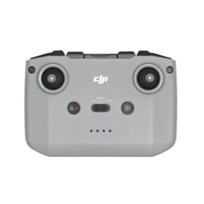 dji_rc-n1_ohjain Harmaa DJI RC-N1 -ohjainkaukosäädin, jossa on kaksi ohjaussauvaa, useita painikkeita, keskimmäinen toimintatilan kytkin, merkkivalot ja DJI-logo päällä, valkoista taustaa vasten.