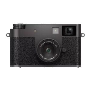 fujifilm_x-hf1_charcoal_05 Fujifilm X Half -digikameran etukuva hiilenvärisenä, jossa on kuvioitu kahva, näkyvä Fujinon asfäärinen objektiivi, etsin ja metallinen viimeistely ylä- ja alareunoissa.