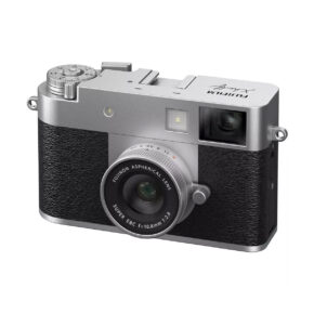 fujifilm_x-hf1_hopea_06 Fujifilm X Half -digikamera, hopea, on hopeanvärinen digikamera, jossa on vintage-muotoilu, jossa on näkyvä objektiivi, kuvioitu kahva ja yläpaneelin valitsimet ja painikkeet.