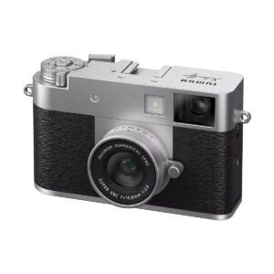 Fujifilm X Half -digikamera, hopea, on hopeanvärinen digikamera, jossa on vintage-muotoilu, jossa on näkyvä objektiivi, kuvioitu kahva ja yläpaneelin valitsimet ja painikkeet.