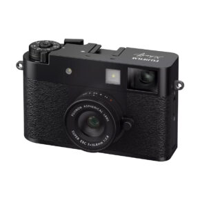 fujifilm_x-hf1_musta_05 Musta Fujifilm X Half -digikamera, jossa on kuvioitu kahva, näkyvä objektiivi, yläosan säätimet ja etsin, on kuvattu kulmassa valkoista taustaa vasten.