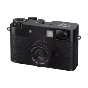fujifilm_x-hf1_musta_05 Musta Fujifilm X Half -digikamera, jossa on kuvioitu kahva, näkyvä objektiivi, yläosan säätimet ja etsin, on kuvattu kulmassa valkoista taustaa vasten.