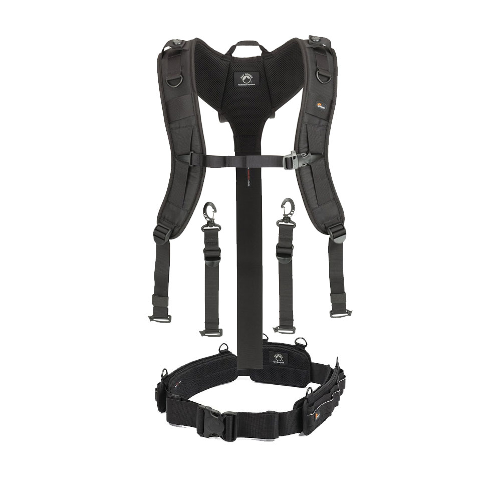 lowepro_harness_belt Lowepro S&F Technical Harness + Utility Belt - Käytetty -valjaissa on pehmustetut olkahihnat, rintahihna, vyötäröhihna ja metalliset kiinnityspisteet, jotka mahdollistavat mukavan kameran kuljettamisen ilman käsiä. Näytetään valkoisella pohjalla.