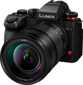 lumix_s1_iie_24-105mm Panasonic Lumix S1 IIE Lumix S 24-105mm f/4 -objektiivilla varustetussa Panasonic Lumix S1 IIE -kamerassa on kuvioitu kahva, useita ohjauspainikkeita ja selkeä tuotemerkki sekä kameran rungossa että objektiivissa.
